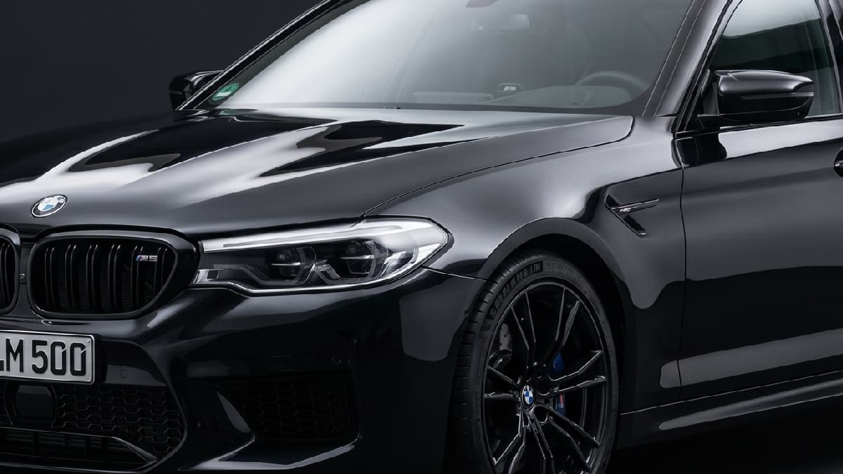 Pintura com brilho espelhado após vitrificação cerâmica na MADE Estética Automotiva no Rio de Janeiro